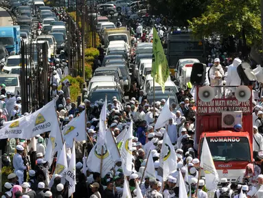 Sejumlah Massa FPI memblokir jalan ke arah menteng dari kuningan saat mengelar aksi, Jakarta, Senin (4/4). Dalam Aksinya tersebut mendesak agar di periksannya Gubernur Jakarta, Ahok terkait Korupsi Rs Sumber waras. (Liputan6.com/Helmi Afandi)