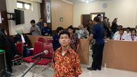 Pria berinisial IWAS alias Agus Buntung, tersangka pelecehan seksual terhadap belasan korban di NTB saat sedang menjalani sidang perdana di PN Mataram, Kamis (16/1/2025). (Liputan6.com/ Dok Kejati NTB)