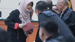 dr Tifauzia Tyassuma atau dikenal dokter Tifa  saat mengikuti sidang  pembacaan dakwaan perkara dugaan pencemaran nama baik terkait tudingan ijazah palsu Presiden ke-7 RI Joko Widodo di Pengadilan Negeri Jakarta Timur, Kamis (02/07/2026),  (Kapanlagi.com/ Budy Santoso)