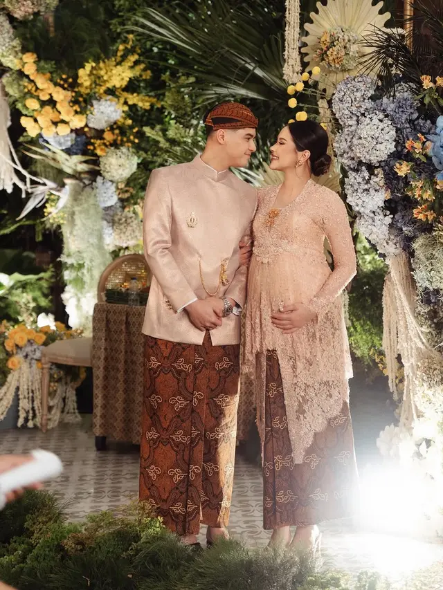 Gaun dan Kebaya Bumil Alyssa Daguise di Pernikahan El Rumi dan Syifa Hadju