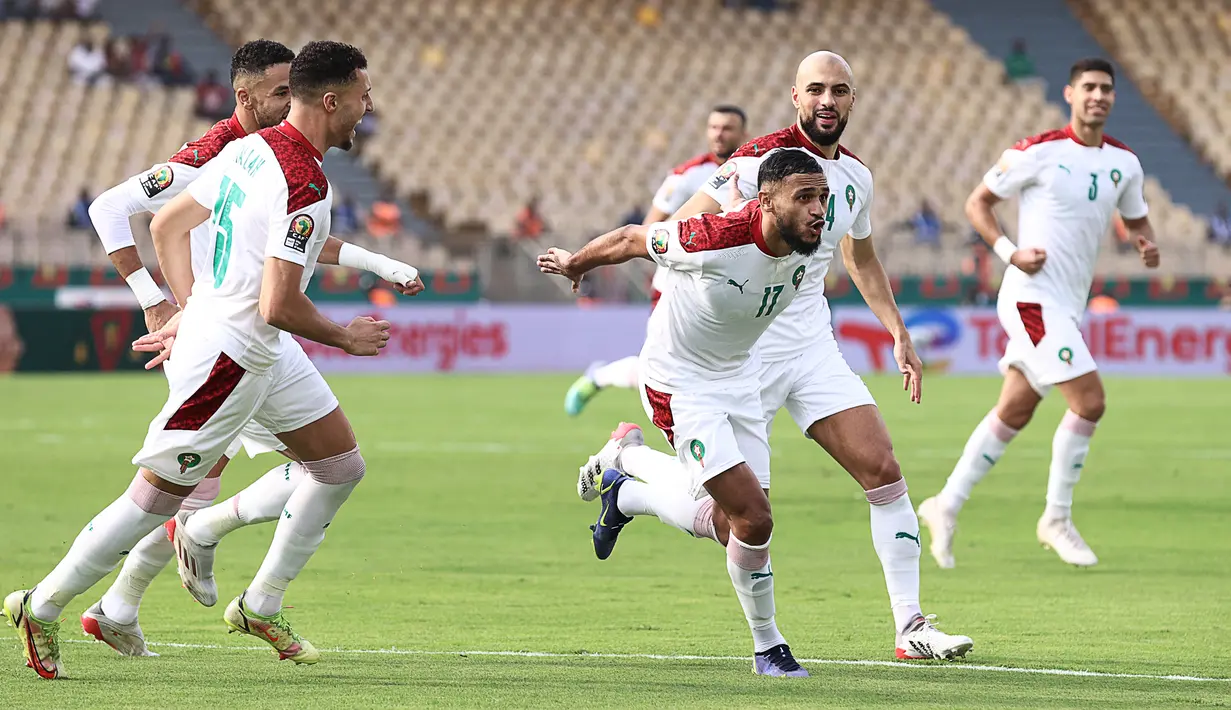 Penyerang Maroko Sofiane Boufal (kanan) melakukan selebrasi usai mencetak gol tendangan penalti ke gawang Mesir pada pertandingan perempat final Piala Afrika (CAN) 2021 di Stade Ahmadou Ahidjo di Yaounde (30/1/2022). Mesir menang atas Maroko 2-1. (AFP/Kenzo Tribouillard)