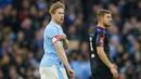 Pemain Manchester City, Kevin De Bruyne (kiri), saat pertandingan putaran ketiga Piala FA melawan Huddersfield Town yang berlangsung di Etihad Stadium, Manchester, Minggu (7/1/2024). Kembalinya De Bruyne menjelang paruh kedua musim ini merupakan dorongan besar untuk tim. (AP Photo/Dave Thompson)