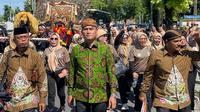 Adi Saputra merupakan putra yang lahir dan dibesarkan di kawasan pedesaan, di tengah perkebunan Kelapa Sawit, Desa (Nagori) Kampung Lalang, Kecamatan Ujungpadang, Kabupaten Simalungun dan berbatasan dengan Kabupaten Asahan
