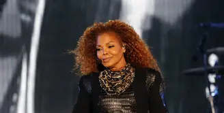 Janet Jackson tengah ramai disiarkan soal perpisahannya dengan sang suami, Wissam Al Mana. Meskipun berada di proses perceraian, namun Janet tetap menikmati hidupnya dengan mengikuti alunan musik di sebuah konser. (AFP/Bintang.com)