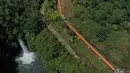 Foto udara pada 1 Mei 2021 menunjukkan Air Terjun Sengkuang, salah satu tempat wisata di samping pipa yang digunakan untuk irigasi air di Kepahiang, Provinsi Bengkulu. Air terjun Mandap Sari Senguang atau lebih dikenal dengan air terjun Sengkuang memiliki tinggi sekitar 25 meter. (ADEK BERRY / AFP)