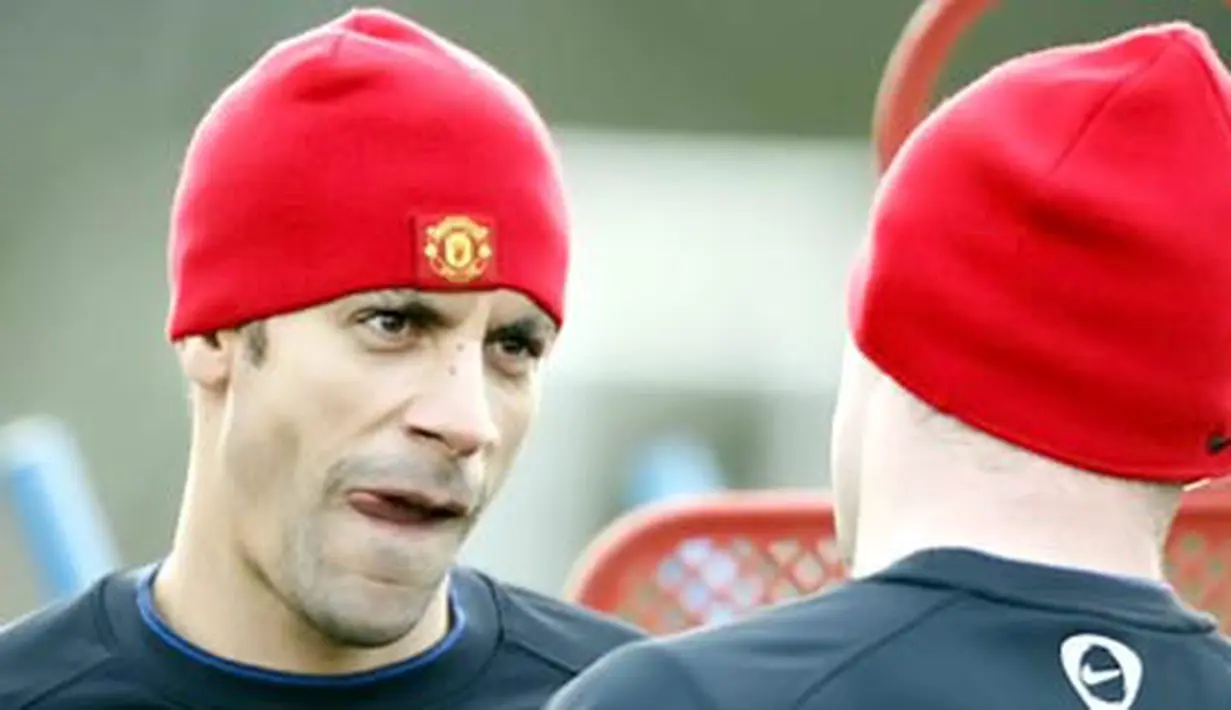 Manchester United&#039;s English defender Rio Ferdinand takes part in a training session at the Carrington training ground in Manchester on March 10, 2009. AFP PHOTO/PAUL ELLIS 