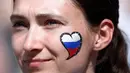 Suporter wanita tersenyum sebelum pertandingan grup A Piala Dunia 2018 antara Rusia dan Arab Saudi di stadion Luzhniki di Moskow, (14/6). Dalam pertandingan ini, Rusia menang 5-0 atas Arab Saudi. (AP Photo/ Hassan Ammar)