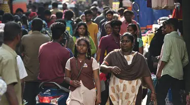 Orang-orang berjalan di sepanjang area pasar di Chennai, India pada 19 April 2023. India dalam jalur menuju negara berpenduduk terbanyak di dunia, melampaui China dengan selisih 2,9 juta orang pada pertengahan 2023, menurut data yang dilansir PBB hari Rabu (19/4). (Photo by Satish BABU / AFP)