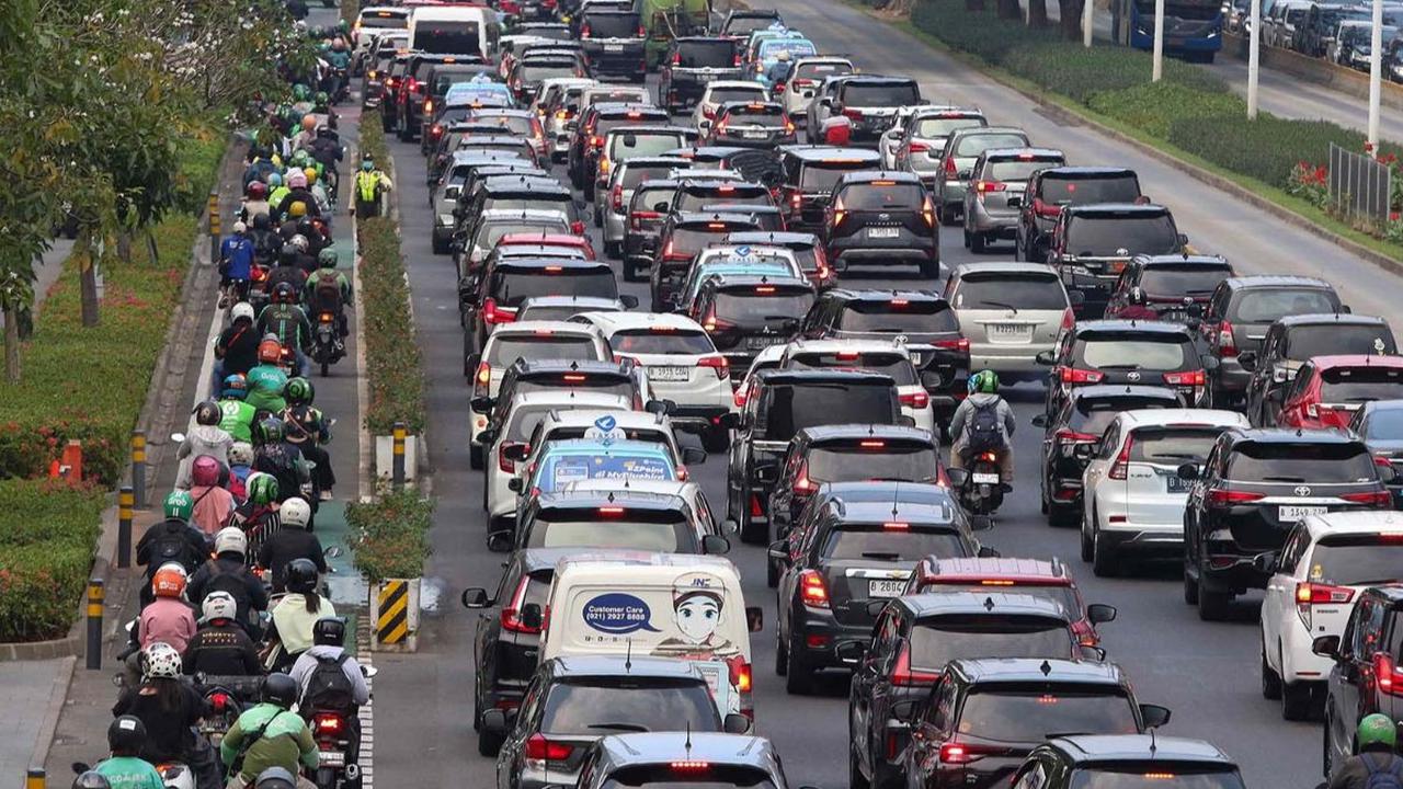Suasana lalu lintas tampak padat di Jalan Jenderal Sudirman, Jakarta, Rabu (15/11/2023). Menjelang berlangsungnya konser band rock asal Inggris, Coldplay, lalu lintas di sekitar Gelora Bung Karno tampak padat.