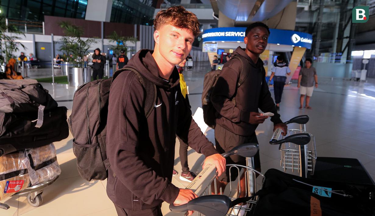 <p>Sejumlah pemain Timnas Selandia Baru U-17 saat tiba di Terminal 3 Bandara Soekarno Hatta, Tangerang, Banten menjelang Piala Dunia U-17 2023 pada Jumat (03/11/2023). (Bola.com/Bagaskara Lazuardi)</p>