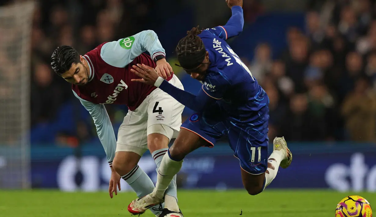 Di babak kedua, The Blues bangkit dan meningkatkan intensitas serangan. (Adrian Dennis/AFP)