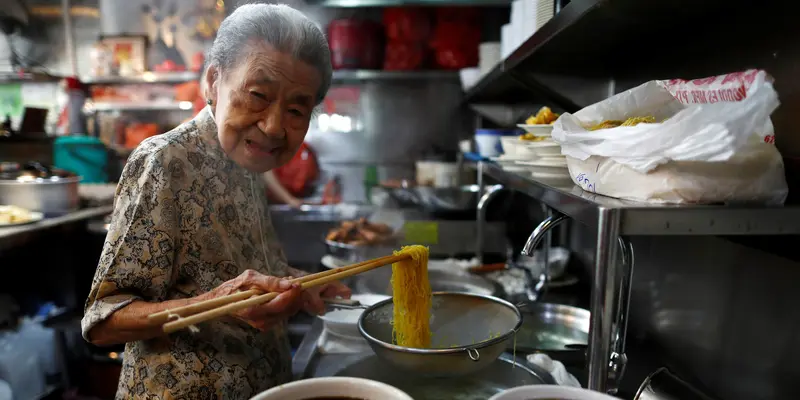 Potret Nenek Pedagang Mie Pangsit Tertua di Asia