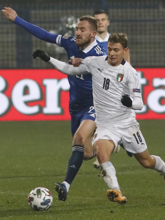 Gelandang Italia, Nicolo Barella berebut bola dengan pemain Bosnia-Herzegovina, Stipe Loncar pada pertandingan UEFA Nations League di Grbavica Stadium, Sarajevo Bosnia, Rabu (18/11/2020). Italia menang 2-0 atas Bosnia-Herzegovina. (AP Photo / Kemal Softic)