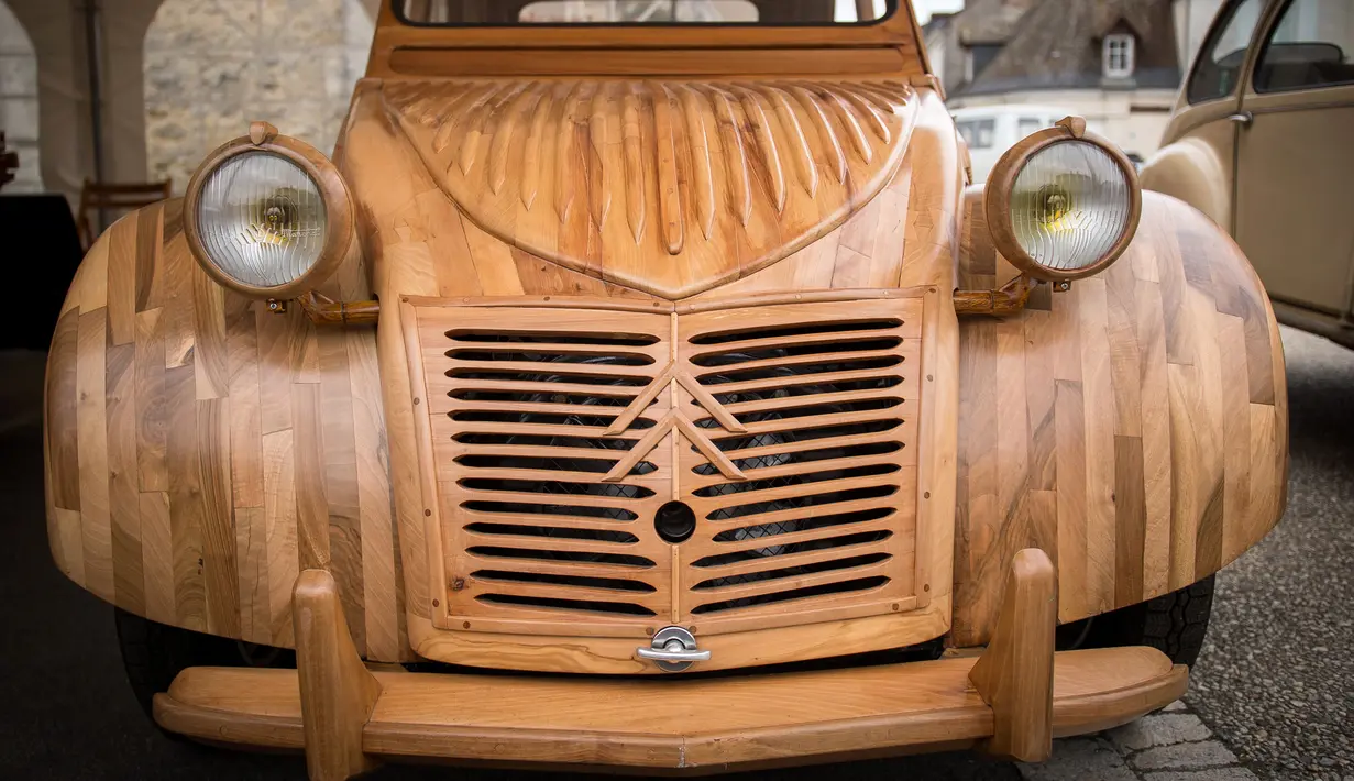 Detail replika mobil legendaris Citroen 2CV buatan pria asal Prancis, Michael Robillard, di bengkel kerjanya di Loches, 21 Maret 2017. Pensiunan tukang lemari itu berharap bisa memajang mahakaryanya tersebut di galeri seni. (GUILLAUME SOUVANT/AFP)
