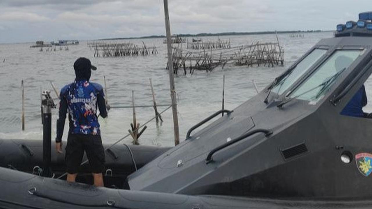 polisi bongkar pagar laut di pakuhaji tangerang