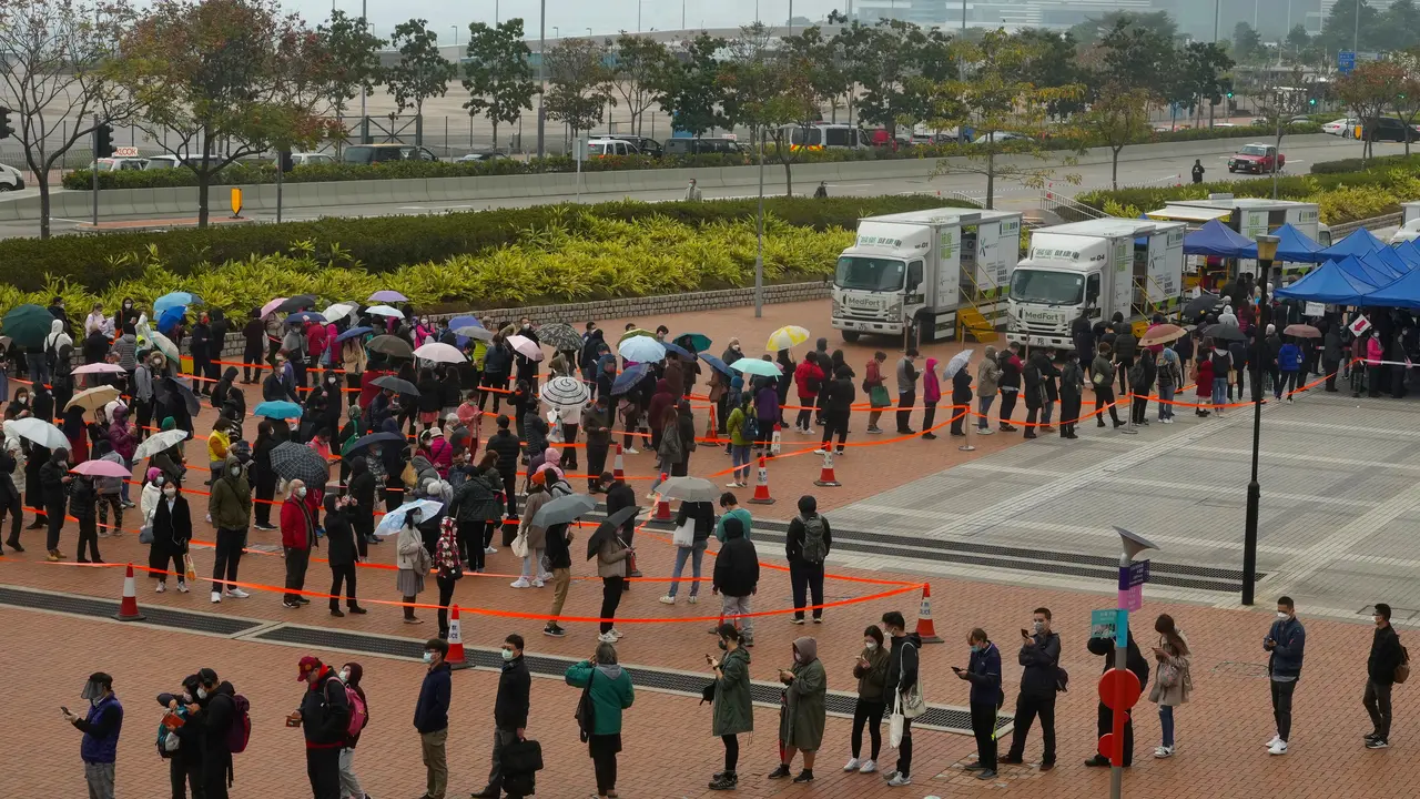 Kasus Covid-19 hari ini melonjak, Warga Hong Kong ramai-ramai ikut tes.