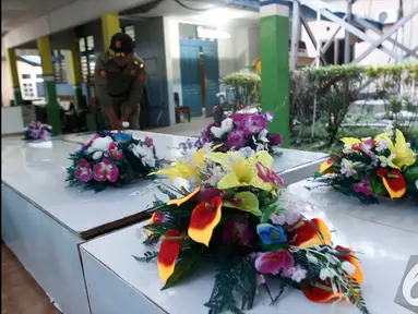 Petugas dari tim SAR tengah mempersiapkan peti jenazah untuk penumpang AirAsia QZ8501 di RSUD Sultan Imanuddin, Pangkalan Bun, Kalimantan Tengah. (Liputan6.com/Herman Zakharia)