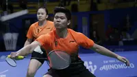 Ganda campuran, Praveen Jordan / Melati Daeva, beraksi saat melawan ganda Malaysia, Goh Soon Huat / Lai Shevon pada laga final SEA Games 2019 di Multinlupa Sports Complex, Senin (9/12). Praveen / Melati menang 21-19, 12-21 dan 23-21. (Bola.com/M Iqbal Ichsan)