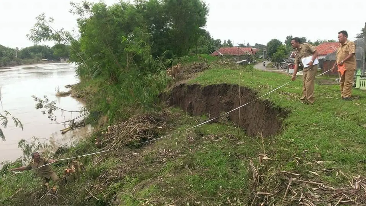 Tanggul Nyaris Ambles, Banjir Intai 9 Desa di Brebes
