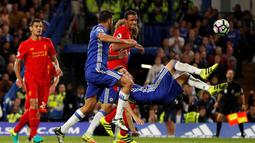 Pemain Chelsea, Oscar, melakukan tendangan salto saat melawan Liverpool pada laga Premier League di Stamford Bridge, London, Sabtu (17/9/2016) dini hari WIB. (Action Images via Reuters/John Sibley)