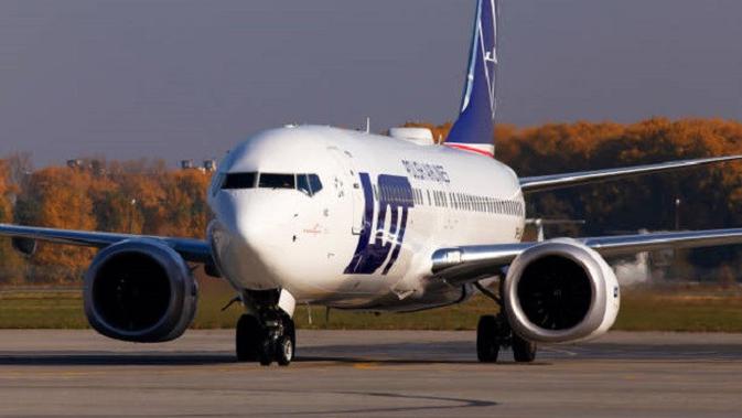Polish Airlines dengan jenis pesawat Boeing 737 MAX varian 8 berjalan di landasan Bandara Internasional Borispol. (iStockphoto)