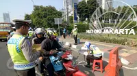 Pengendara motor terkena tilang di sepanjang Jalan Jendral Sudirman, Jakarta, Sabtu (30/5/2015). Polisi menggelar razia patuh jaya untuk menertibkan para pengendara yang melanggar lalu lintas, mulai 27 Mei-9 Juni. (Liputan6.com/Yoppy Renato)