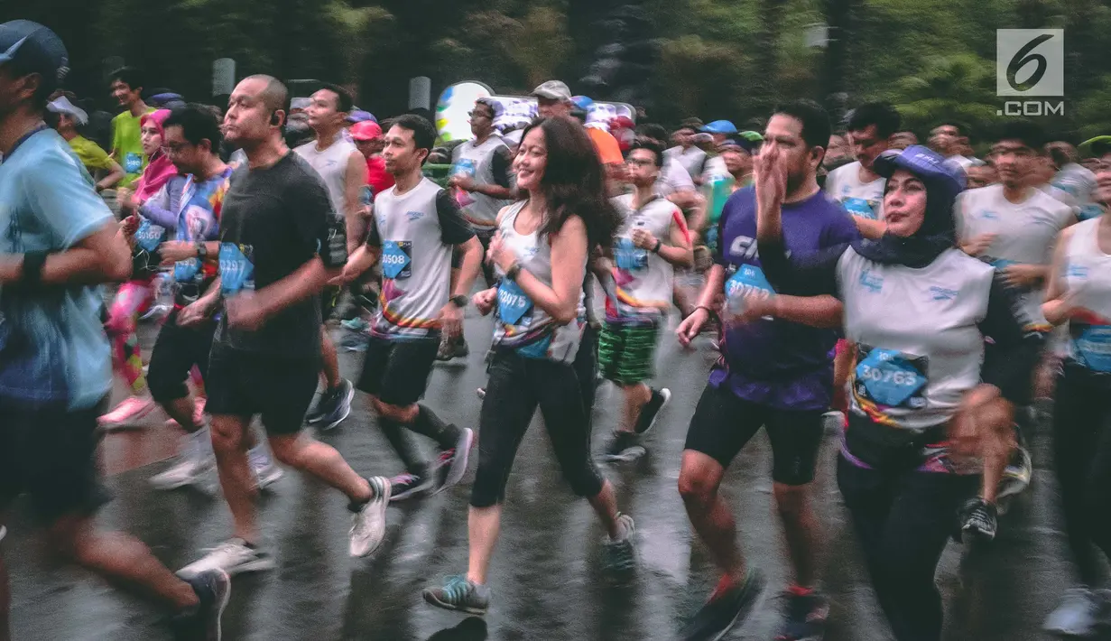 Peserta wanita mengikuti Jakarta Marathon 2018 di Gelora Bung Karno, Jakarta, Minggu (28/10). Sebanyak 12.500 pelari meramaikan Jakarta Marathon 2018, Memasuki tahun keenam, Jakarta Marathon yang di sponsori PLN. (Liputan6.com/Faizal Fanani)