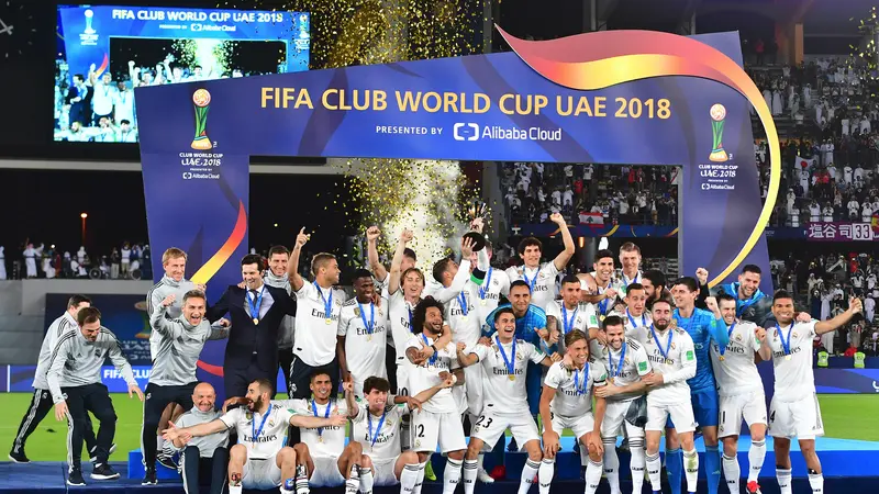 Para pemain Real Madrid merayakan gelar juara usai mengalahkan Al-Ain pada laga final Piala Dunia Antarklub di Stadion Zayed Sports City, Abu Dhabi, Sabtu (22/12). Al-Ain kalah 1-4 dari Madrid. (AFP/Giuseppe Cacace)