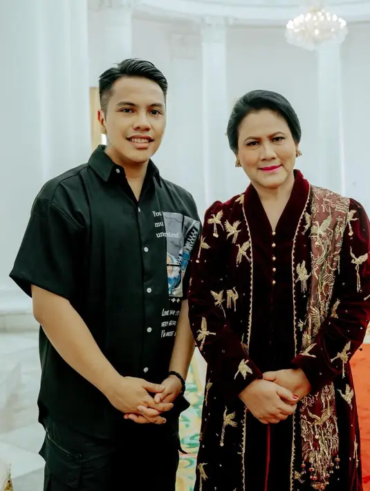 Ibu Negara Iriana Jokowi mengenakan kebaya beludru berwarna merah maroon yang cantik dengan bordir dari jahitan benang emas. [Foto: Instagram/doleytobing]