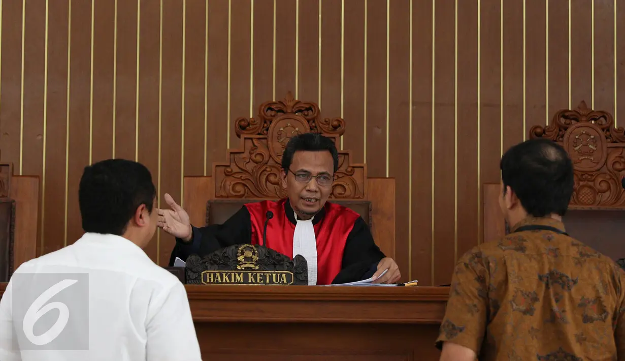 Tim kuasa hukum Syafruddin Arsyad Tumenggung mencabut gugatan praperadilan dengan alasan akan melakukan perbaikan pada permohonan gugatannya di PN Jaksel, Jakarta, Senin (15/5). (Liputan6.com/Immanuel Antonius)