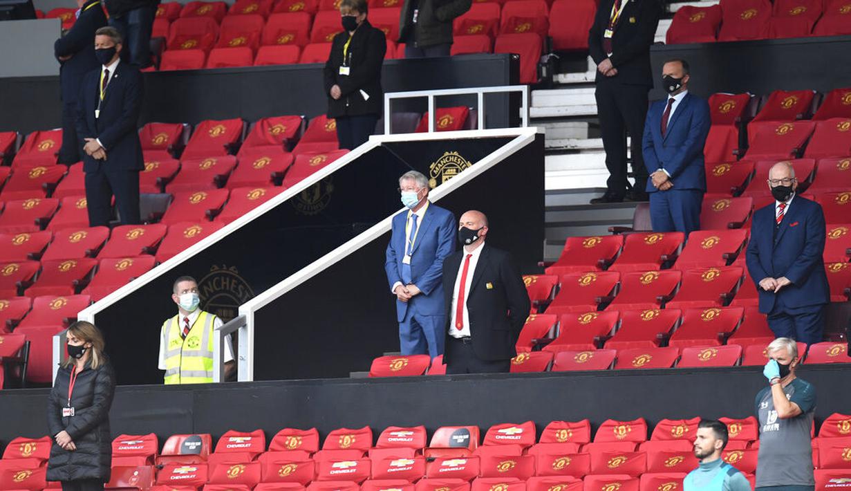 Sir Alex Ferguson menghadiri laga Manchester United melawan Southampton pada laga Premier League di Old Trafford, Selasa (14/7/2020). Mengenakan masker di bawah hidung, Sir Alex Ferguson jadi sorotan di media sosial. (AP/Peter Powell,Pool)
