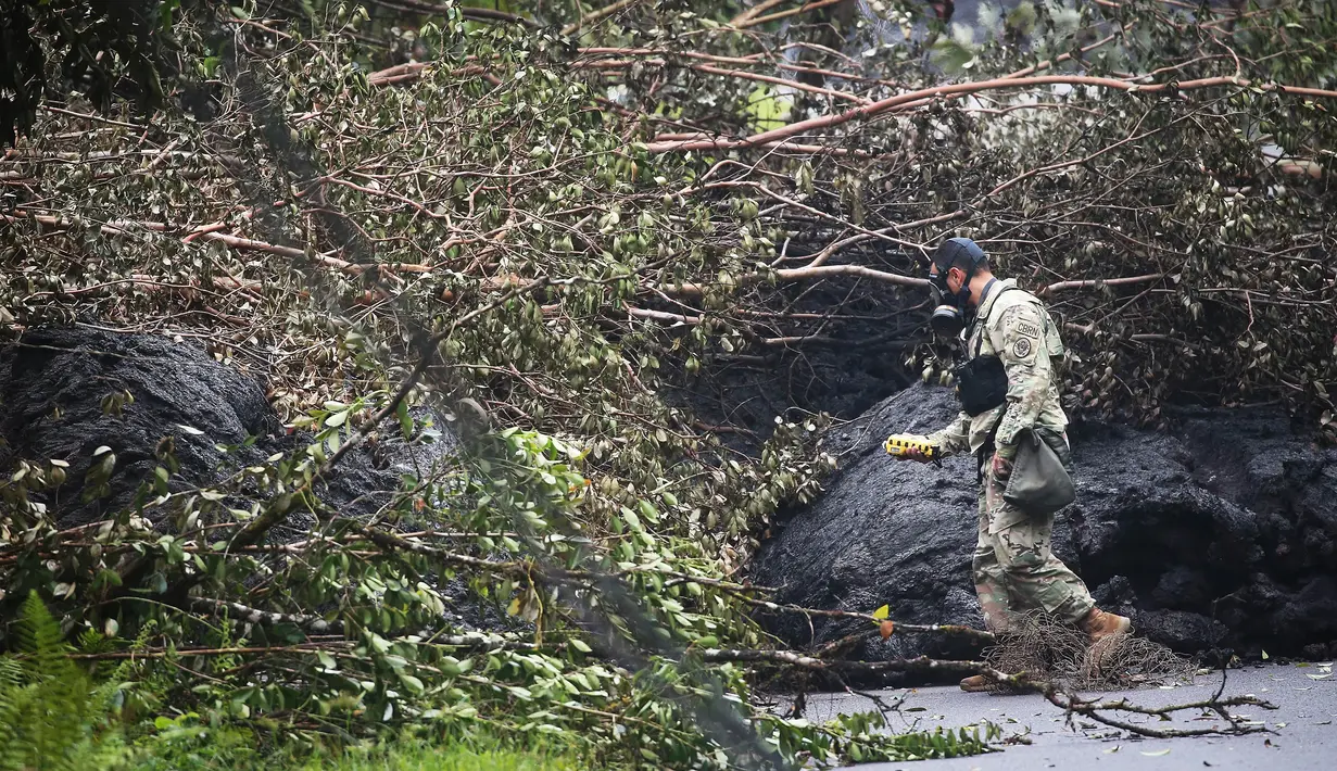 Garda Nasional Angkatan Darat AS memeriksa kadar gas sulfur dioksida di lahar dingin usai letusan gunung berapi Kilauea di Hawaii (8/5). (Mario Tama / Getty Images / AFP)