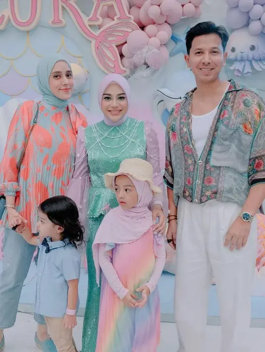 Keluarga Fairuz A Rafiq dan Sonny Septian turut hadir mengenakan busana bermotif warna-warni. [@aurelie.hermansyah].