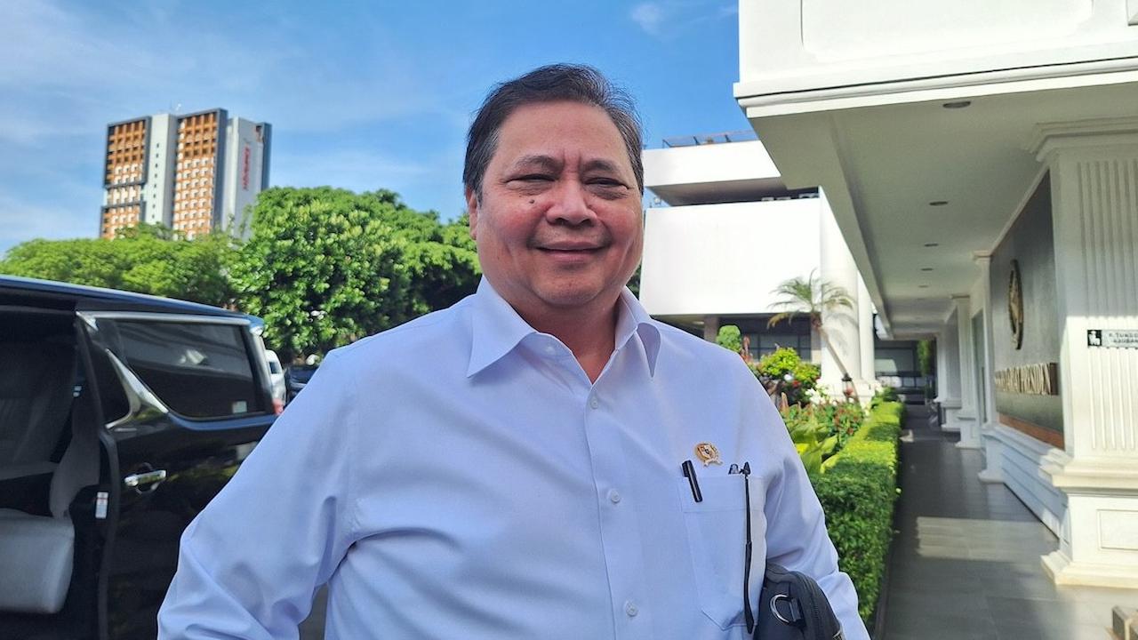Pemerintah Tanggung PPh Gaji di Bawah Rp10 Juta, Airlangga: Jangan Lakukan PHK!
