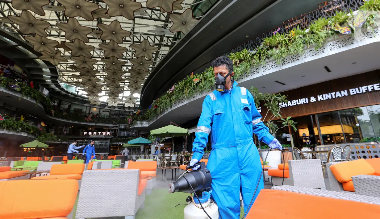 Petugas menyemprotkan cairan disinfektan di area Avenue of the Stars Lippo Mall Kemang, Jakarta, Senin (23/3/2020). Sejumlah titik yang menjadi sasaran penyemprotan adalah tempat yang sering disentuh publik seperti eskalator, area makan, pintu, mushola hingga lorong mall. (Liputan6.com/Fery Pradolo)
