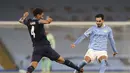 Gelandang Manchester City, Ilkay Gundogan berebut bola dengan gelandang Marseille, Boubacar Kamara pada pertandingan lanjutan Grup C Liga Champions di stadion Etihad di Manchester di London, Kamis (10/12/2020). City menang telak 3-0 atas Marseille. (AP Photo/Jon Super)