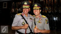 Brigjen Pol Paulus Waterpaw (kiri) berfoto dengan Brigjen Royke Lumowa usai serah terima jabatan di Mabes Polri, Jakarta, Jumat (31/7/2015). Paulus Waterpaw menggantikan Pol Yotje Mende sebagai Kapolda Papua yang baru. (Liputan6.com/Yoppy Renato)