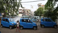 Angkutan umum Qute terpakir di kawasan Kota, Jakarta, Senin (24/7). Sebanyak 17 unit Angkutan Pengganti Bemo (APB) tersebut mampu mengangkut tiga penumpang dan mulai diuji coba untuk mengetahui kelayakan armada. (Liputan6.com/Immanuel Antonius)