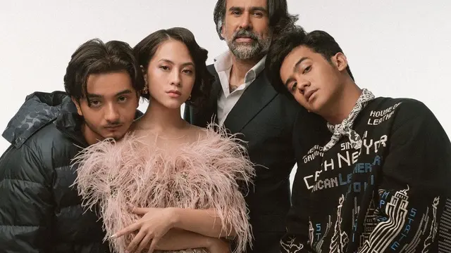 Gaya Pemotretan Adhisty Zara Bareng Bryan Domani dan Kevin Ardilova. (Sumber: Instagram/winstongomez)