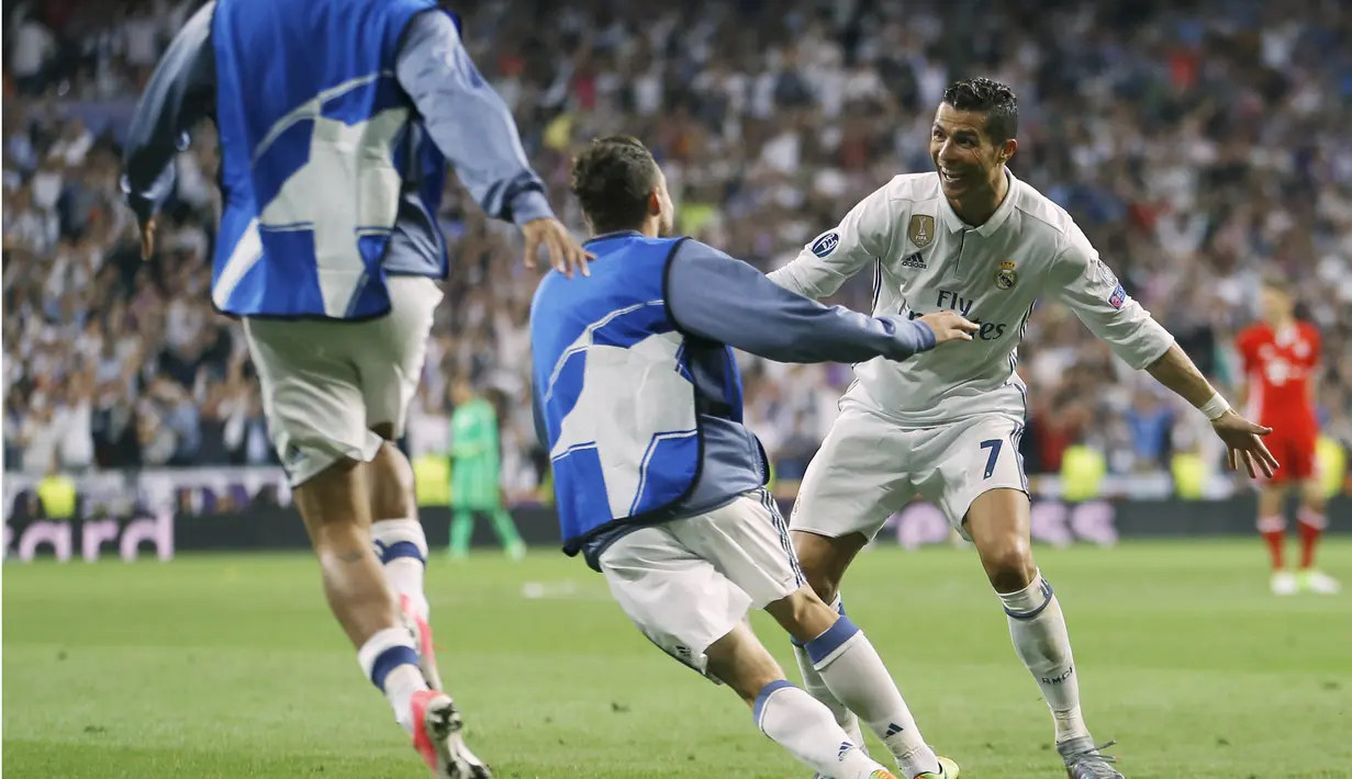 Cristiano Ronaldo merayakan golnya bersama timnya saat melawan Bayern Munchen pada leg kedua perempatfinal Liga Champions di Santiago Bernabeu stadium, Madrid, (18/4/2017). Ronaldo mencetak Hattrick pada laga ini. (AP/Francisco Seco)