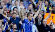 Kapten tim Chelsea John Terry mendapat penghormatan yang meriah dari rekan dan penggemarnya usai berakhirnya pertandingan melawan Sunderland di Stamford Bridge, Inggris, Minggu (21/5). (AP Photo/ Frank Augstein)