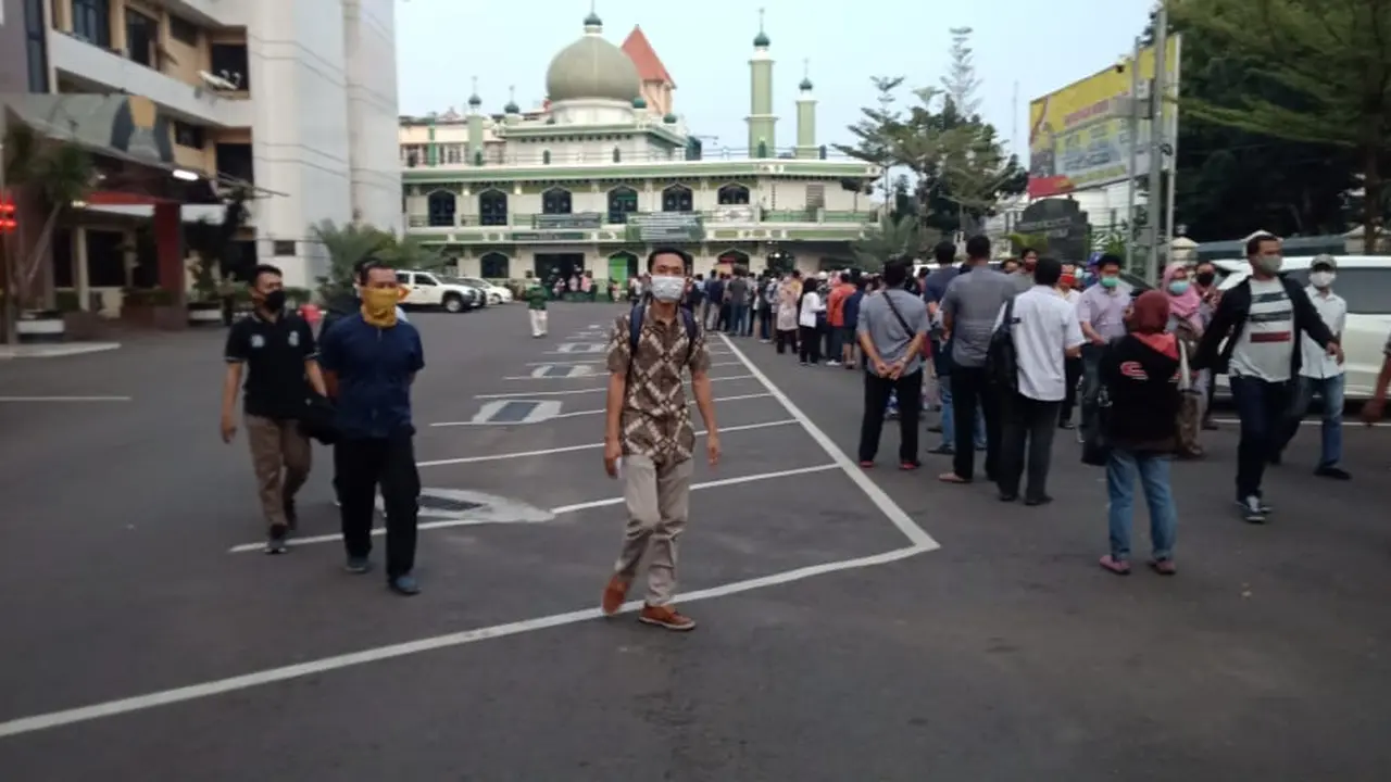 Antrean panjang warga yang akan memperpanjang SIM di Kantor Polres Jakarta Selatan. (Dok: TMC Polda Metro Jaya)