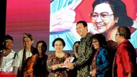 Ketua Umum PDIP, Megawati Soekarnoputri (keempat kiri) memberikan buku Megawati Dalam Catatan Wartawan kepada Gubernur DKI Jakarta, Basuki Tjahaja Purnama saat peluncuran di Gedung Arsip, Jakarta, Rabu (23/3/2016). (Liputan6.com/Helmi Fithriansyah)
