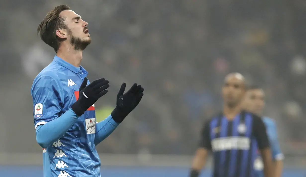 Pemain Napoli, Fabian Ruiz, tampak kecewa usai dikalahkan Inter Milan pada laga Serie A di Stadion San Siro, Rabu (26/12). Inter Milan menang 1-0 atas Napoli. (AP/Luca Bruno)