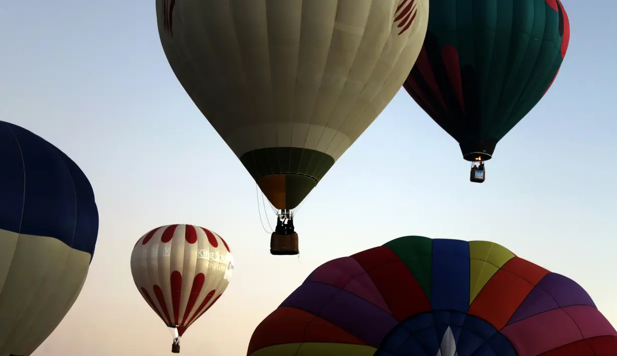 Balon udara terbang dalam acara Festival Balon Internasional ke-XV di Metropolitan Park di Leon, negara bagian Guanajuato, Meksiko (20/11). Beragam balon udara memenuhi langit wilayah Leon di Meksiko. (AFP/STR)