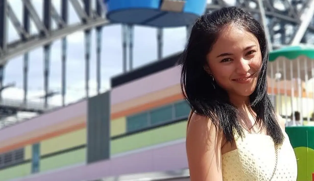 Seperti yang satu ini misalnya, Caca yang bertubuh mungil ini terlihat sangat cantik. Dengan baju kuningnya, serta rambutnya yang lurus dan dibiarkan terurai begitu saja. (Instagram/marshanda99)