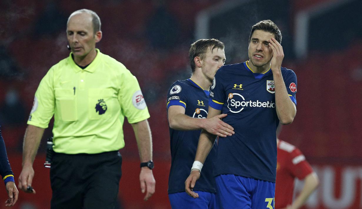 Southampton vs Manchester United. (2/2/2021). Bek Southampton, Jan Bednarek memprotes wasit Mike Dean atas kartu merah yang diterimanya usai berduel dengan striker Manchester United, Anthony Martial. Kubu Southampton melakukan banding dan diterima oleh FA. (AFP/Phil Noble/Pool)