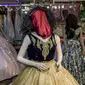 Kepala manekin ditutupi di toko pakaian wanita di Kabul, Afghanistan, Senin, 26 Desember 2022. Sejumlah kecil manekin laki-laki dapat dilihat di etalase, juga dengan kepala tertutup, menunjukkan bahwa pihak berwenang menerapkan larangan tersebut secara seragam. (AP Photo/Ebrahim Noroozi)
