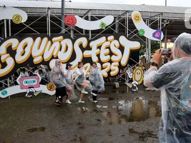 Pengunjung berfoto sesaat sebelum memasuki ares konser musik Soundfest 2025 di Gambir Expo, Jakarta, Jumat (23/5/2025). (Liputan6.com/Herman Zakharia)