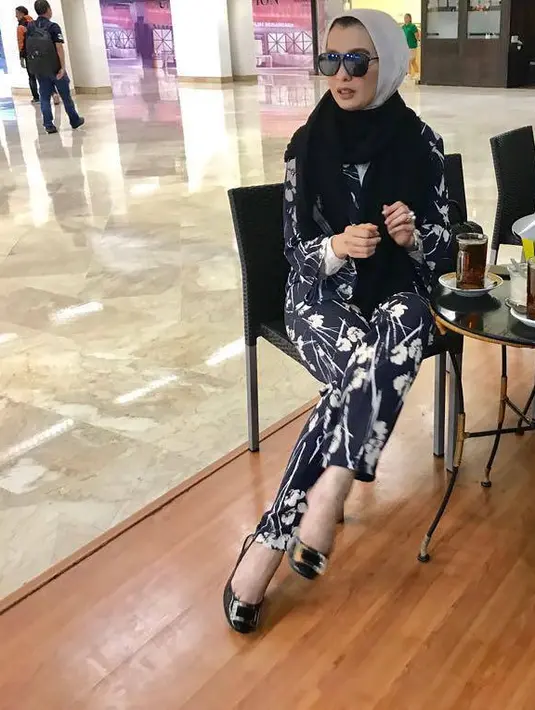 Sejak memutuskan berhijab di tahun 2013, penampilan Arzeti setiap harinya makin terlihat modis. Selain itu, ia juga tampak hits dan kekinian. Apalagi dengan kacamata hitamnya seperti di foto ini. (Instagram/arzetibi)